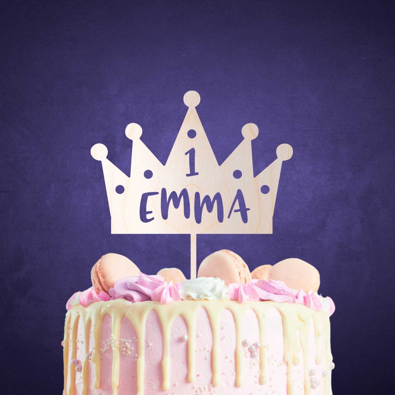 Kruunu kakkukoriste omalla nimell&auml; sek&auml; ik&auml;numerolla